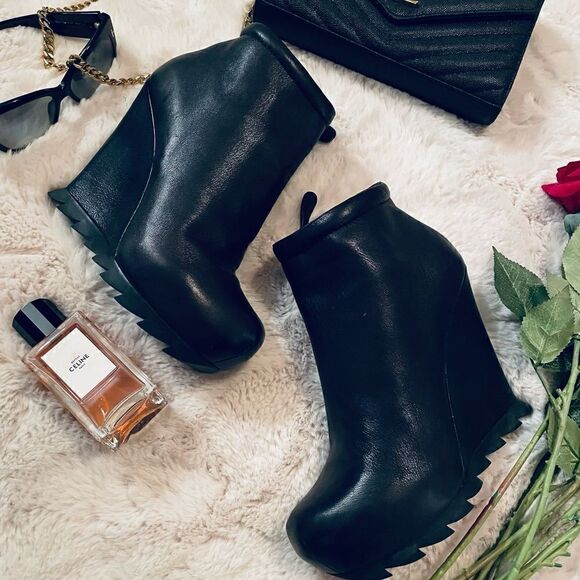 ♥️ THE SAW SOLE WEDGE ANKLE BOOTIE
CUTTING EDGE SHARPEST STYLE CAMILLA SKOVGAARD - Picture 8 of 17